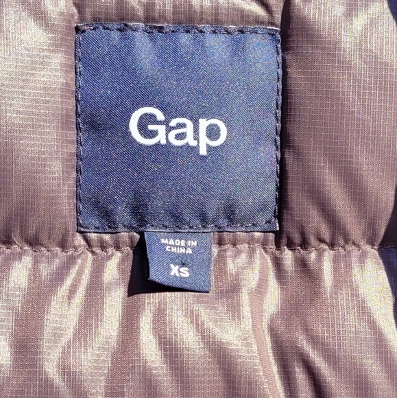 GAP Women's Raspberry Quilted Vest - Picture 2 of 7